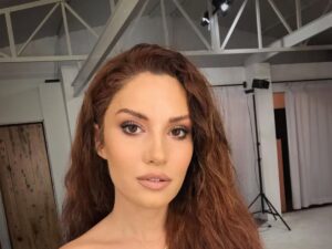 Atriz-turca-Ece-Irtem.jpg
